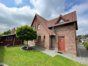 Ferienhaus Henny: 6 Geh-Minuten vom Hafen. Privater Garten